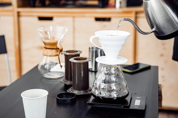 Método alternativo de fazer café, copos funil gotejamento com papel filtro chemex derramar sobre chaleira — Fotografia de Stock