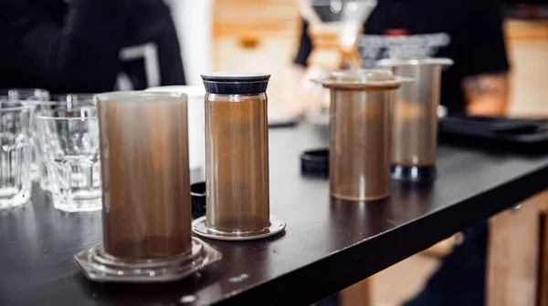 Método alternativo de fazer café, copos de gotejamento aeropress com água quente filtro de papel chaleira — Fotografia de Stock