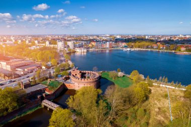 Hava manzaralı şehir Kaliningrad Rusya kale kulesi Verkhneye Gölü yaz güneşli bir gün