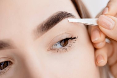 Usta cımbız, kaş kıllarının tütsülenmesi, kaş düzeltmesi.