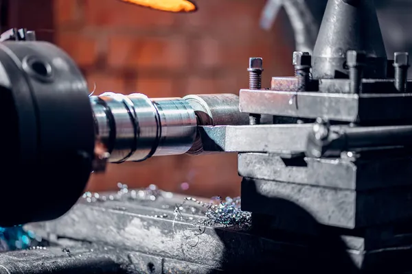 Maszyna do tokarki CNC Process cięcia metalu. Nowoczesna technologia przemysłu motoryzacyjnego żelaza — Zdjęcie stockowe