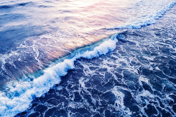 Büyük dalga turkuaz su köpüklü okyanus yüzeyinde sörfçüler için. Havadan bakıldığında açık Akdeniz — Stok fotoğraf