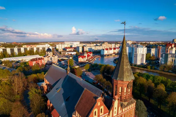 空中のトップビューカリーニングラードロシア、カント島と漁村の大聖堂、夏の青空 — ストック写真