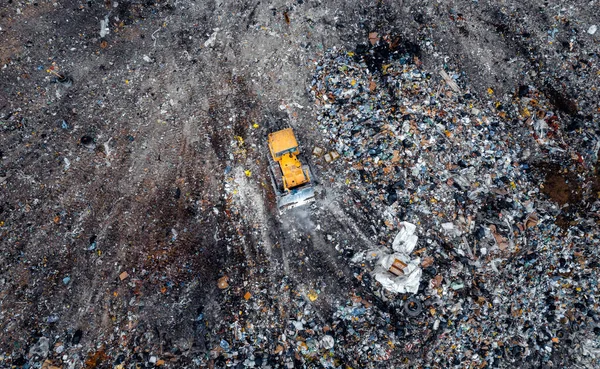 쓰레기 매립장 쓰레기 더미, 공중 맨 위에서 매립지 배경을 볼 수있다. 플라스틱 오염 현수막 과의 막연 한 환경적 투쟁 — 스톡 사진