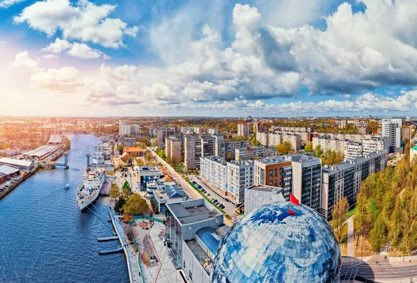Panorama luchtfoto stadsgezicht Kaliningrad Rusland Museum van de Wereld Oceaan met schip in baai, zonlicht — Stockfoto