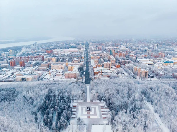 हिवाळी सिटीस्केप टॉमस्क सायबेरिया बर्फ वन, रशिया हवाई शीर्ष दृश्य — स्टॉक फोटो, इमेज