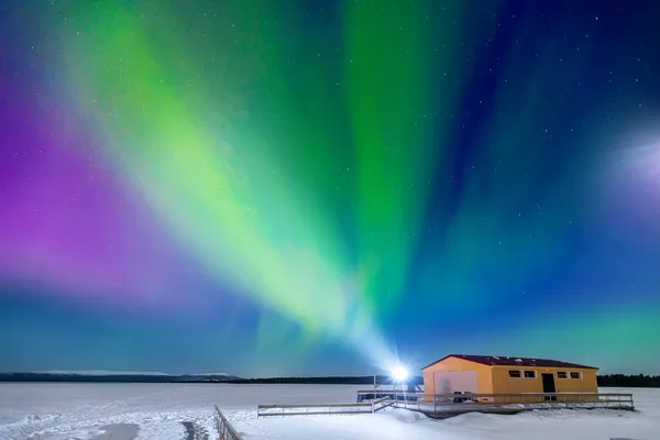 Šťastný cestovatel muž pozadí Aurora noc hvězdná obloha v lese Rusko — Stock fotografie