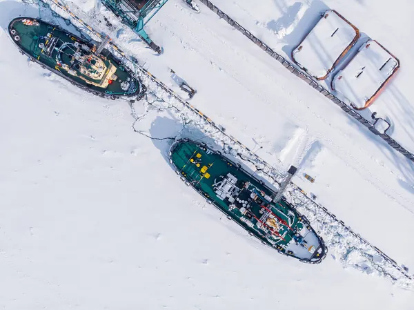 Eisgebundene Schiffe, die im Winter im Schnee erfroren, warten auf Brecher, Luftaufnahme — Stockfoto