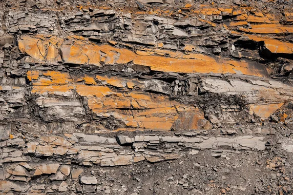 Sección geológica del suelo, capas de carbón. Sobrecarga abierta mina antracita. Consecuencias después de la explosión de roca — Foto de Stock