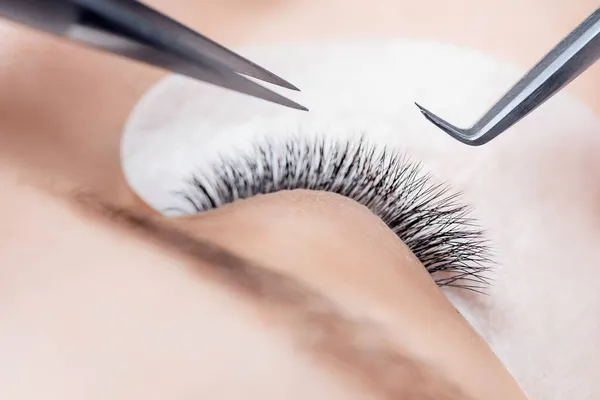 Eyelash uitbreiding procedure microblading voor vrouw in schoonheidssalon — Stockfoto