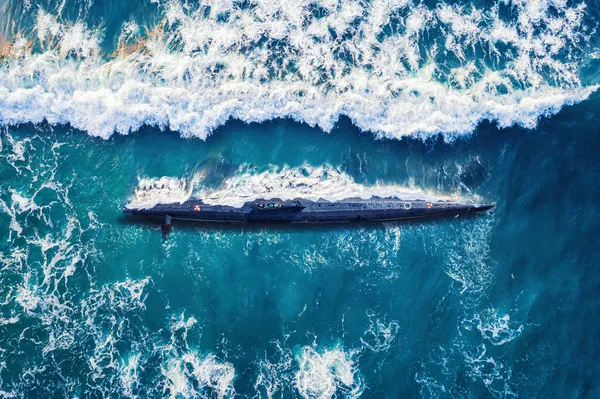 Combatti sottomarino elettrico diesel nucleare militare sullo sfondo dell'acqua blu dell'oceano. Vista dall'alto drone aereo — Foto Stock