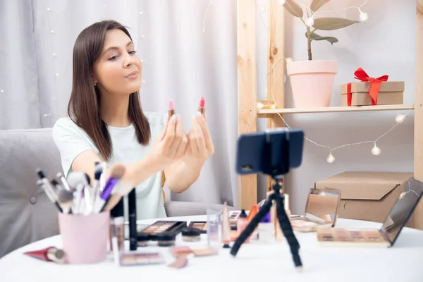 Mujer feliz belleza blogger grabación de maquillaje tutorial video stream en el teléfono. Concepto Influencer blog cosméticos —  Fotos de Stock