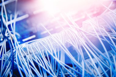 İnternet veri merkezi arka planı. Ağ üzerindeki optik ethernet kablosu bağlantı arayüzünü değiştirir