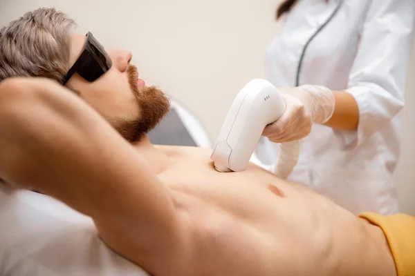 Man bål hårborttagning laser epilering studio — Stockfoto