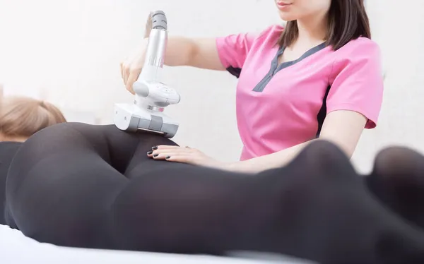 Баннер LPG массаж для удаления целлюлита из тела женщины, для поднятия ног. Концепция косметической терапии в спа-салоне, белый фон — стоковое фото