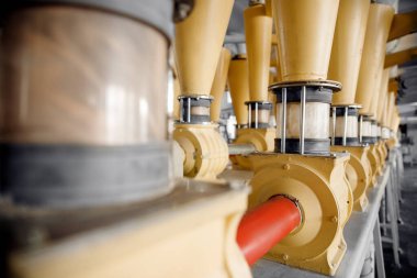 Buğday unu üretmek için modern elektrikli değirmen makineleri. Ekipman Fabrikası Tahılları