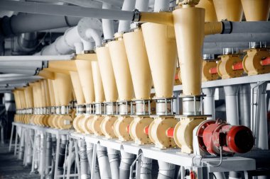 Buğday unu üretmek için modern elektrikli değirmen makineleri. Ekipman Fabrikası Tahılları