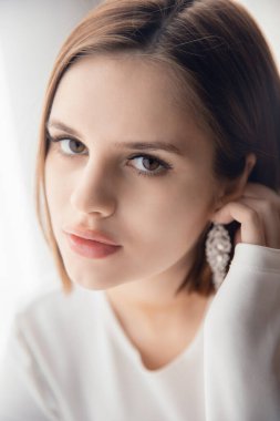 Kirpik uzatma prosedürü. Güzellik salonundaki kadın için mikro patinaj.