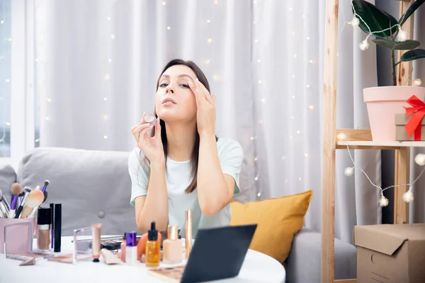 Mujer blogger belleza muestra tutorial sobre maquillaje natural y cuidado de la piel facial en casa —  Fotos de Stock