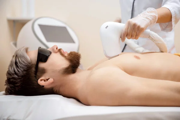 Крупним планом людина torso видалення волосся лазерна епіляція студія — стокове фото