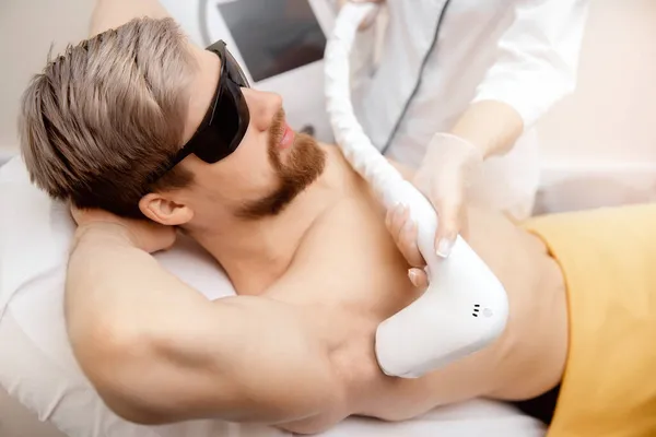 Hair removal procedure from men armpit, laser epilation studio, top view — Stock Photo, Image