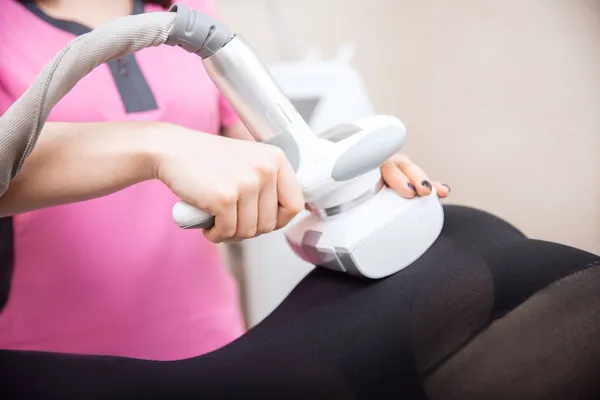 LPG-Massageverfahren an den Beinen zum Anheben des Körpers. Frau bekommt Schönheitstherapie gegen Cellulite im Wellness-Salon — Stockfoto