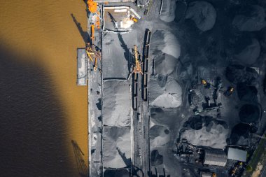 Gemi terminalindeki kargo limanına kömür yükleme ve boşaltma, endüstriyel arka plan, hava manzarası