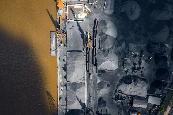 Lastning och lossning av kol på fartygsterminalen lasthamn, industriell bakgrund, övre flygvy — Stockfoto