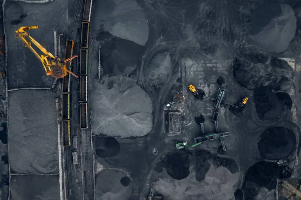 Chargement et déchargement du charbon sur le terminal maritime du navire port de fret, arrière-plan industriel, vue aérienne du dessus — Photo