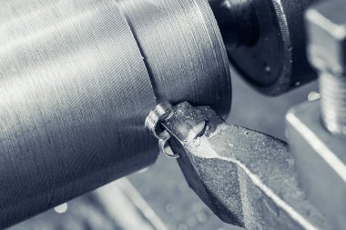 Modern endüstriyel süreç CNC torna makinesi metali kesiyor