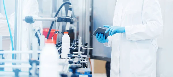 Arbeiter inspizieren Produktionslinie Flaschenmilchfabrik mit Computer-Tablet. Banner der Lebensmittelindustrie — Stockfoto