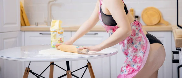 Chef panettiere donna in grembiule su biancheria intima prepara la pasta per la pizza in cucina — Foto Stock