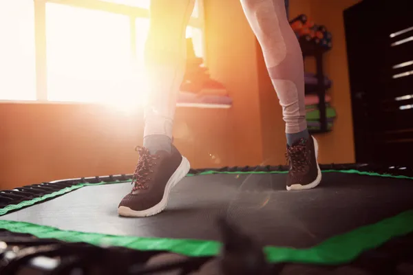 Mulheres fitness pulando em mini trampolins móveis, movimento ginásio treino — Fotografia de Stock