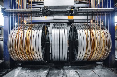 Bakır tel koruyucu vernik, kablo kılıfları ve bronz çelik fabrikasıyla kaplıdır.