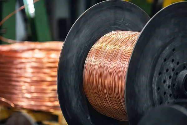 Producción de cable de alambre de cobre en bobinas, planta industrial de acero metálico —  Fotos de Stock