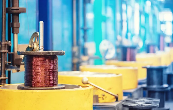 Linha de produção de fio de cobre, cabo de bronze em bobinas bobina na fábrica com luz — Fotografia de Stock