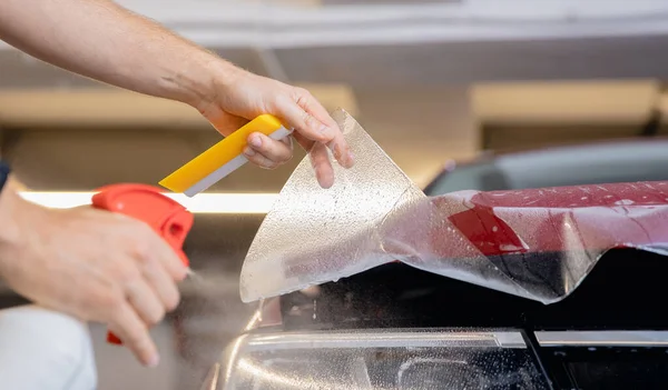 Concetto di installazione di pellicola protettiva in vinile trasparente per proteggere vernice e vernice di auto — Foto Stock