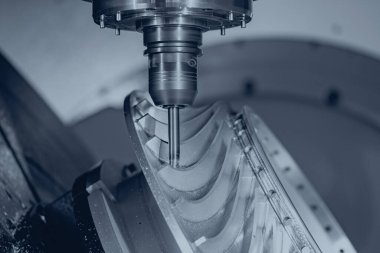 CNC hassas metal işleme makinesi pompa uçakları için türbin bıçakları üretimi. Sanayi otomasyon fabrikası matkap teknolojisi çalışıyor