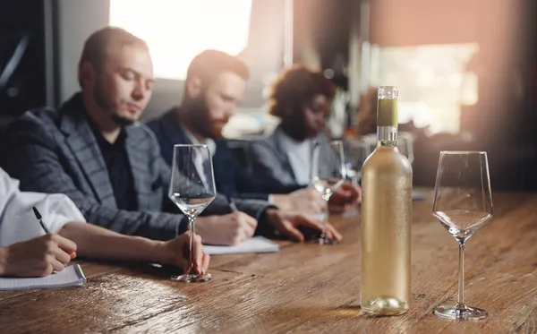 Formación del personal del restaurante, estudio de la carta de vinos — Foto de Stock