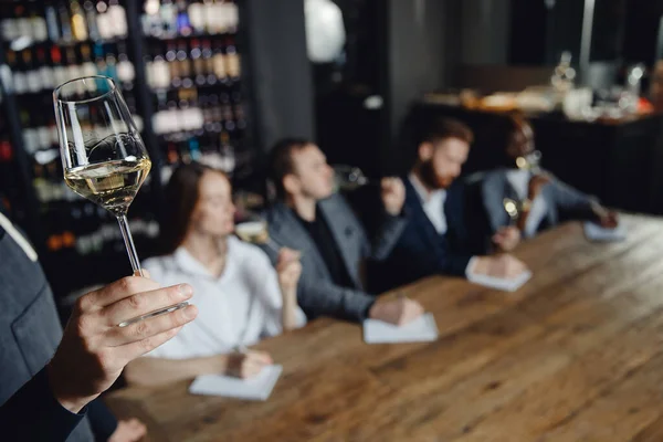 Primer plano de sommelier profesional realiza cata de vinos blancos para empresa de negocios en restaurante — Foto de Stock