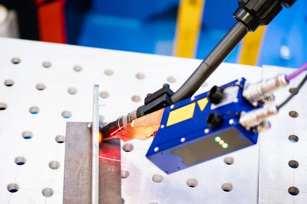 Macro robot de soldadura automática de fábrica de producción industrial, vista de tiop — Foto de Stock