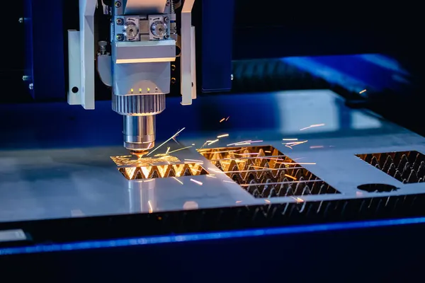 CNC Grabado láser de corte de metal pesado con chispa ligera. Concepto de fondo tecnología industrial moderna — Foto de Stock