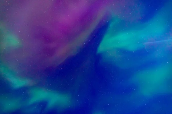 Північне полярне нічне зоряне небо на тлі полярних сяйв Aurora borealis і Північного сяйва — стокове фото