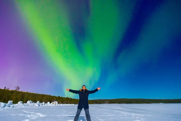 Feliz viajero hombre fondo Aurora noche cielo estrellado en el bosque Noruega —  Fotos de Stock