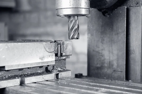 Automatyczne narzędzia tnące do metalu, urządzenia przemysłowe do maszyn budowlanych — Zdjęcie stockowe