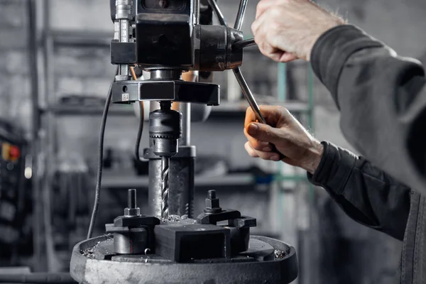 Рабочие используют станок для промышленной резки металлоконструкций — стоковое фото