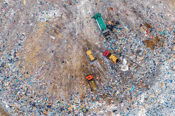 트럭들 이 쓰레기를 매립지인 환경 플라스틱 오염으로 실어 나른다. 공중에서 맨 위에서 본 광경 — 스톡 사진