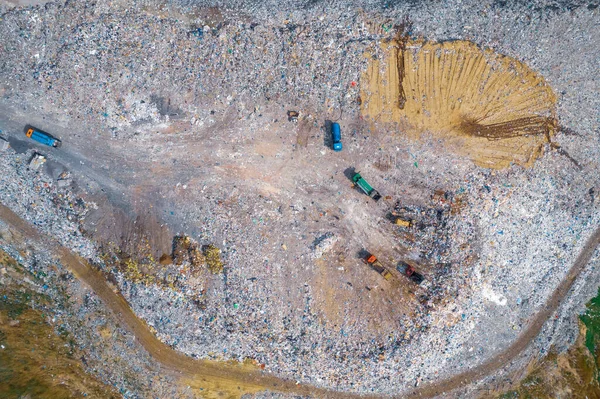 Concepto de lucha ambiental con la contaminación plástica. Residuos basura basura basura basura de la pila del hogar, vista aérea de fondo de relleno sanitario — Foto de Stock