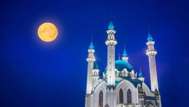 Gece manzarası Kul Sharif Camii Ay ve Kremlin Kazan ile doludur. Seyahat Konsepti Güzel Rusya