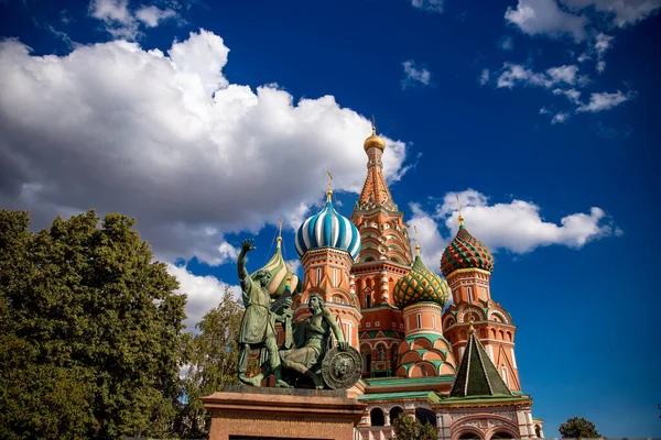 Katedrála sv. Basila v Moskvě Rusko na pozadí letní modré oblohy — Stock fotografie